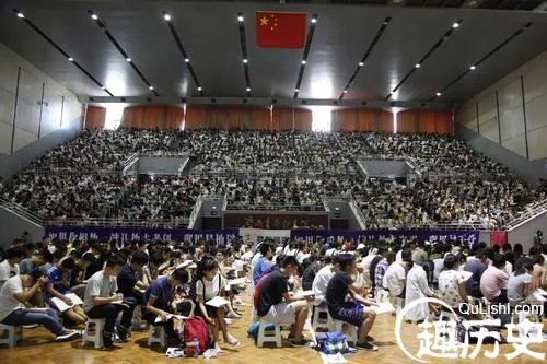 4000考生上大课 考研队伍庞大同学席地而坐