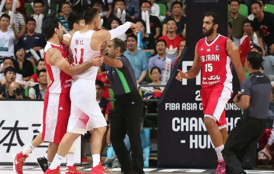 易建联亚锦赛为什么和哈萨迪冲突