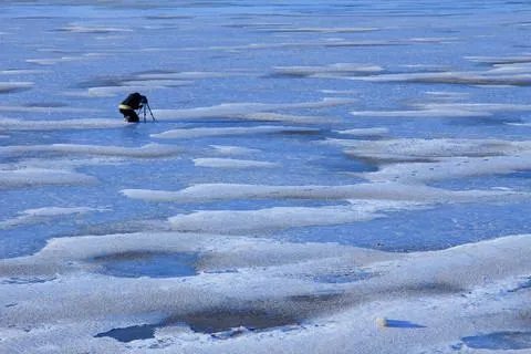 辽宁丹东三小伙坠入冰窟身亡，事故发生的原因是什么？