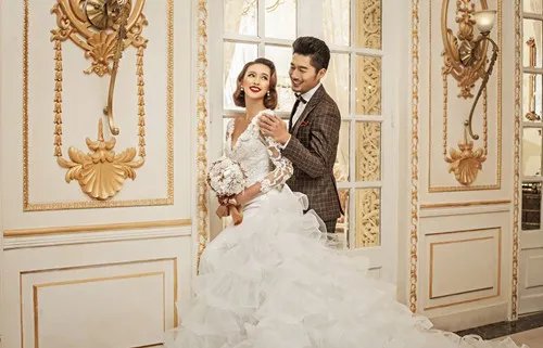 结婚礼服裙多少钱 婚纱和礼服裙有什么区别