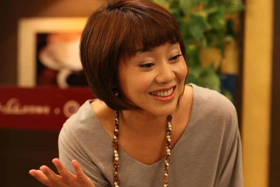 平时一向高雅闫妮的现身红地毯，为何引发网友爆笑吐槽？