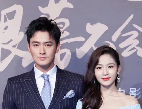 剧中是母子，现实却是夫妻，给双胞胎儿子取的名字很有意思，她是谁