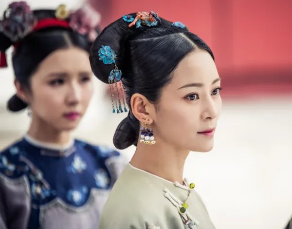 剧中是母子，现实却是夫妻，给双胞胎儿子取的名字很有意思，她是谁