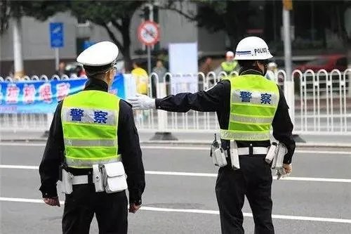 民警嘶吼50分钟喊村民起床，这是怎么一回事？