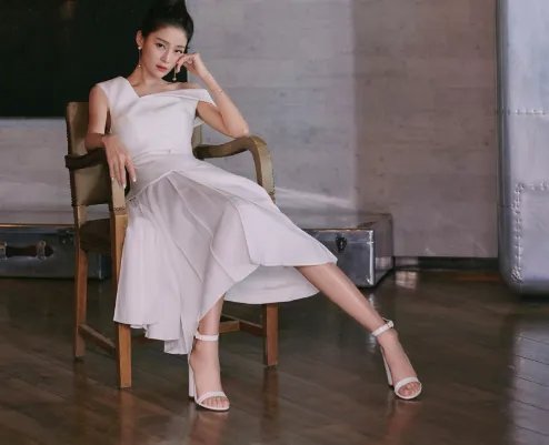 剧中是母子，现实却是夫妻，给双胞胎儿子取的名字很有意思，她是谁