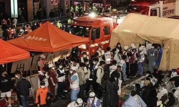 韩国首尔发生严重踩踏事件，是什么原因导致了如此严重的故事？