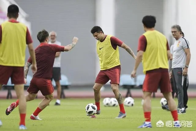 国足最新一期大名单出炉，锋线上有三名中锋，艾克森会再一次被安排到边路位置上吗？