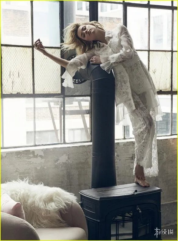 “媚拉” 艾梅柏·希尔德抚媚妖娆 拍摄性感大片