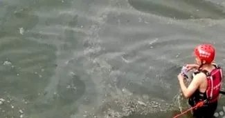 消防员帮捞准考证是怎么回事？