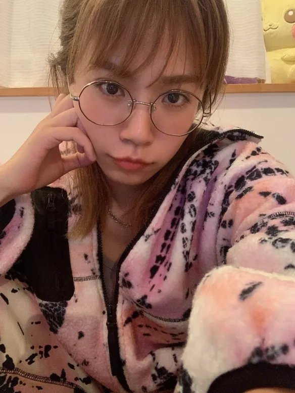 散发轻熟性感的魅力！号称日本“魔鬼上围”菜乃花！