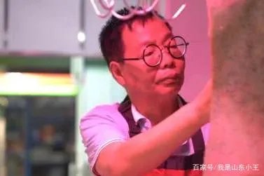 北大毕业生长安卖肉，获“北大屠夫”称号20年，如今怎么样？