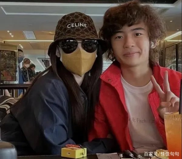 张柏芝大儿子近照曝光，与双亲顶级神颜相差大，小伙子长什么样？
