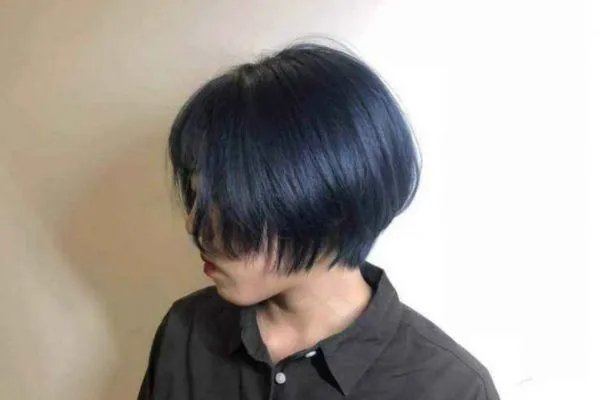 蓝黑色头发显黑吗 蓝黑色头发会显老吗