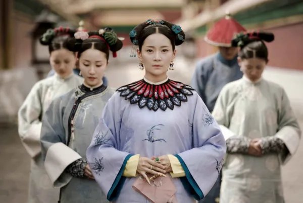 剧中是母子，现实却是夫妻，给双胞胎儿子取的名字很有意思，她是谁