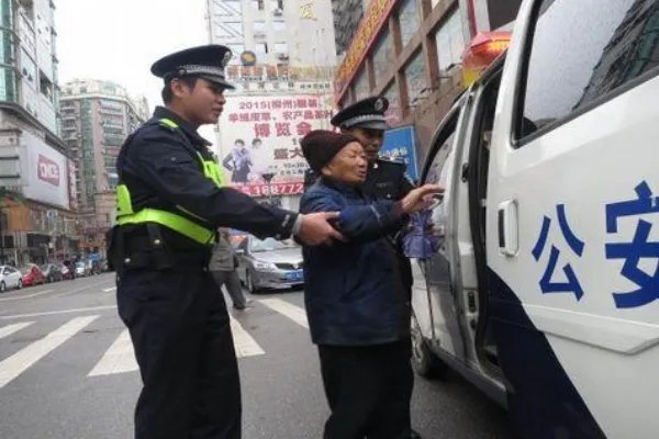 如何看待民警陪妻子逛街联手抓贼这件事？