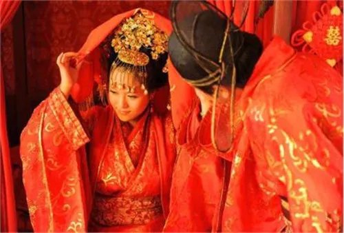 中国婚礼服饰有哪些特色  中国古代各民族结婚穿什么