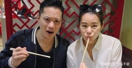 胡杏儿首次公开三胎儿子正面照，照片中的宝宝是何状态？
