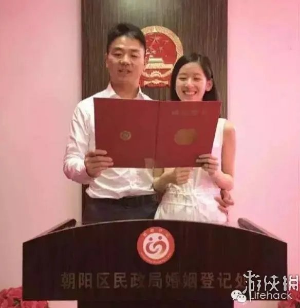 爸爸抱女儿,奶茶妹妹刘强东饭合影 网友：见娘家人？