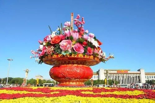 天安门广场祝福祖国花篮已亮灯，这背后有什么含义？
