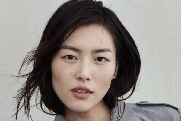 刘雯解约蔻驰后获国人力挺，18线小厂家愿花百万邀请其代言，后来如何？