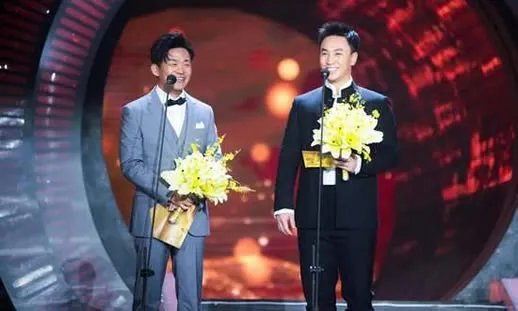 释小龙王宝强颁奖：曝光两人童年青涩萌照（图）