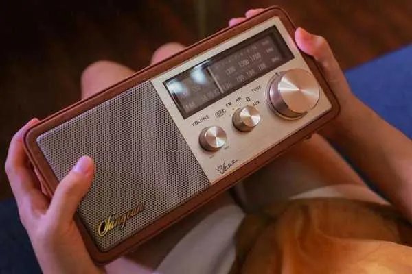 为什么以前的电视看起来很白，有一种灰蒙蒙的感觉？